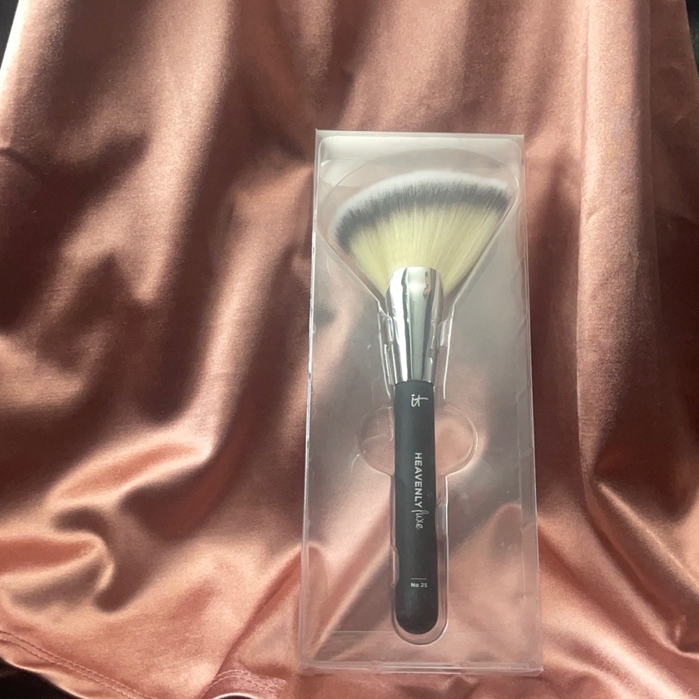 NWT IT Cosmetics Heavenly Luxe Sculpt & Define Brush No. 25, Opened / Never Used